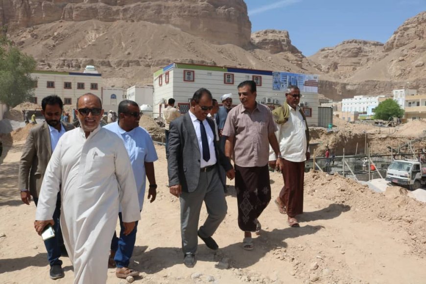 الوكيل العامري يتفقد عدد من المشاريع التنموية في مديرية القطن