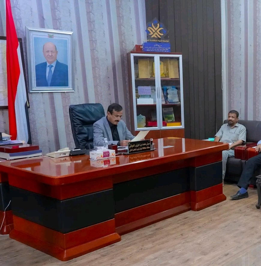 المحافظ بن الوزير يناقش مع جمعية رعاية المعاقين آليات تنفيذ مشروع توزيع الكراسي المتحركة
