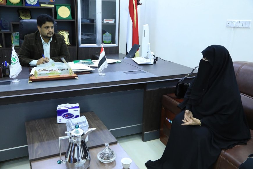 رئيس جامعة المهرة يناقش مع وكيل المحافظة المساعد لشؤون المرأة ظاهرة الابتزاز الإلكتروني