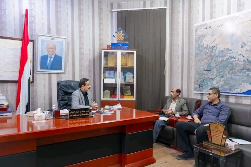 المحافظ بن الوزير يشيد بانتظام العملية التعليمية ويؤكد اهتمامه بمتابعة حقوق المعلمين في شبوة