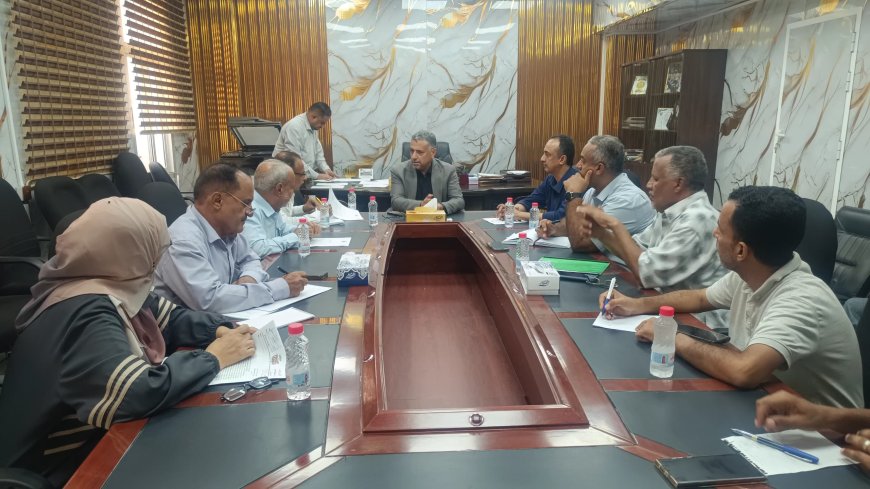 نائب محافظ عدن يوجه بتشكيل لجنة للتخلص من النفايات  المؤثرة على  صحة الإنسان والبيئة 