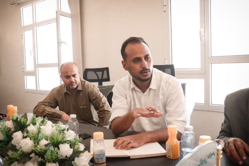 فريق التوجيه والرقابة الرئاسي يناقش مع بن محيسين أوضاع مشاريع مياه الريف في محافظة المهرة