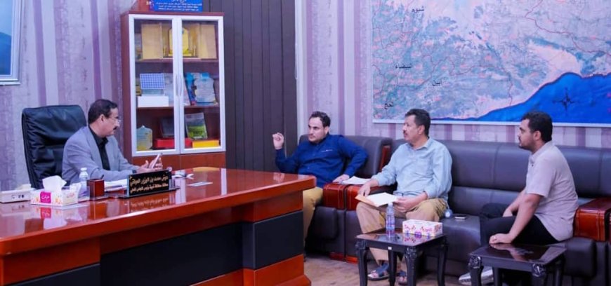 المحافظ ابن الوزير يناقش مع مدير عام فرع المؤسسة العامة للطرق والجسور مشاريع صيانة وتأهيل الجسور بالخط الدولي بمديرية رضوم