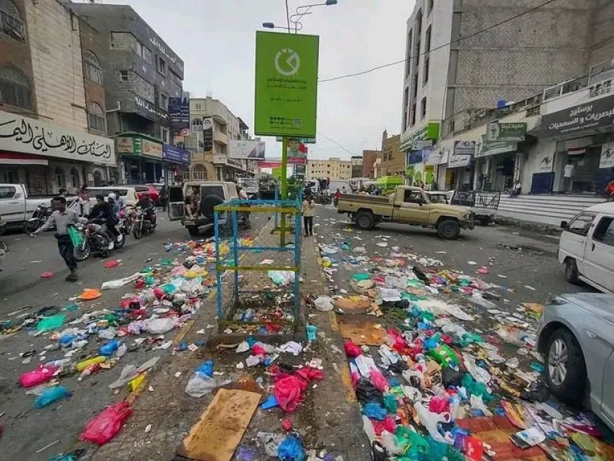 موظفو صندوق النظافة في تعز يسكبون النفايات في الشوارع احتجاجاً على اغتيال مديرتهم