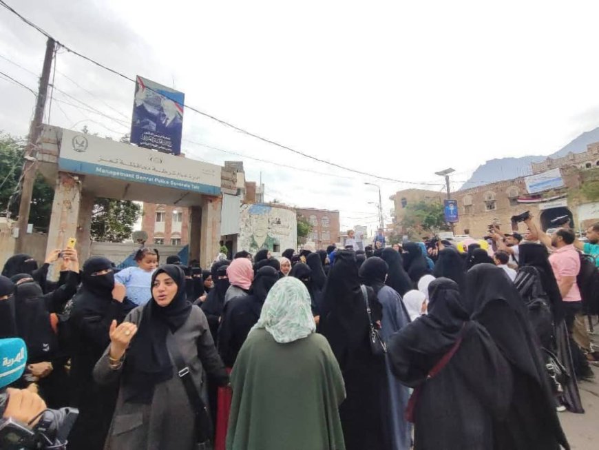 مظاهرات غاضبة في تعز تندد باغتيال إفتهان المشهري وتطالب برحيل مسؤولين