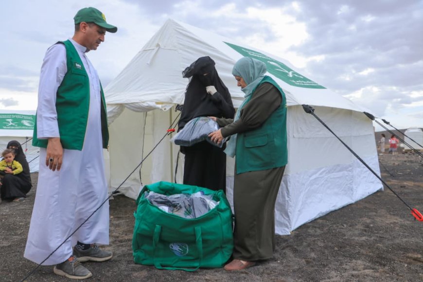 مركز الملك سلمان للإغاثة يوزع مساعدات إيوائية طارئة للمتضررين من الأمطار والسيول بمحافظة مأرب