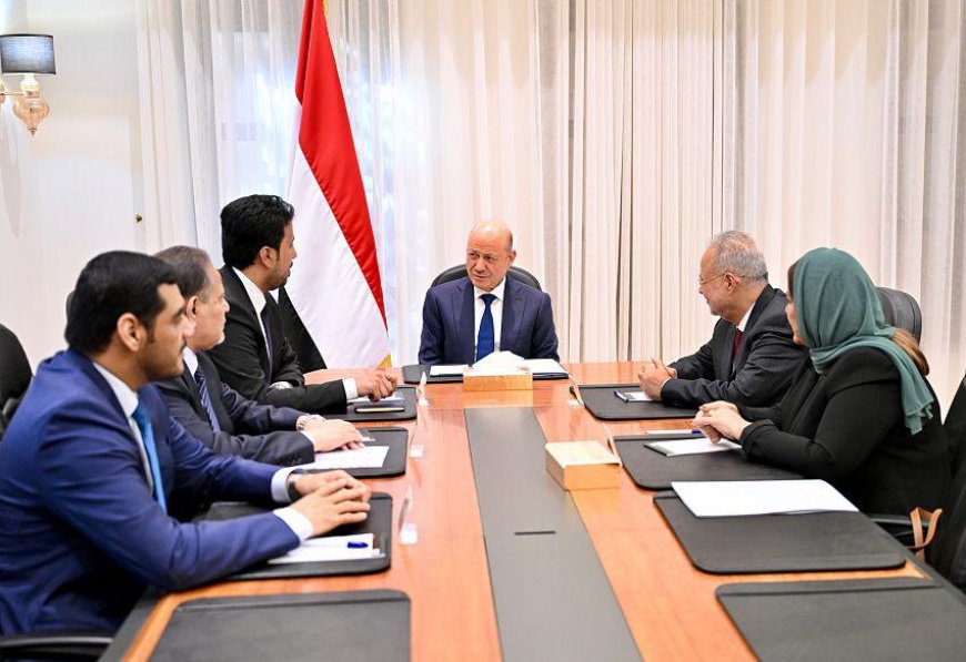 رئيس مجلس القيادة يؤكد تماسك مؤسسات الدولة والتزامها بتطبيع الاوضاع في حضرموت وتحقيق العدالة في تعز