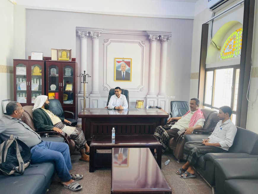وكيل محافظة شبوة الدكتور عبد القوي لمروق يلتقي مدير أوقاف عتق ومدير مكتب صحة البيئة ويناقش مراكز الرقية الشرعية