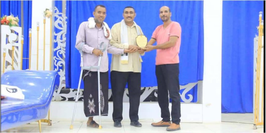 جمعيات المعاقين في أبين تكرّم الناشط الإجتماعي "نظير كندح" بدرع العمل الخيري والإنساني