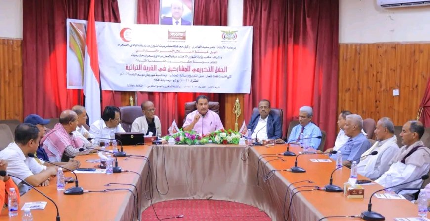 تكريم المشاركين في القرية التراثية بمهرجان البلدة السياحي بالمكلا