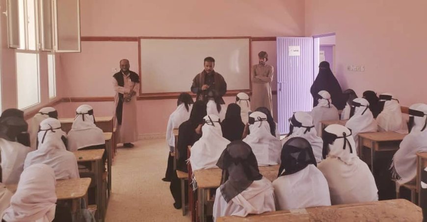 مدير تربية شبام يطّلع على سير العملية التعليمية في مدرسة السيدة عائشة للتعليم الأساسي
