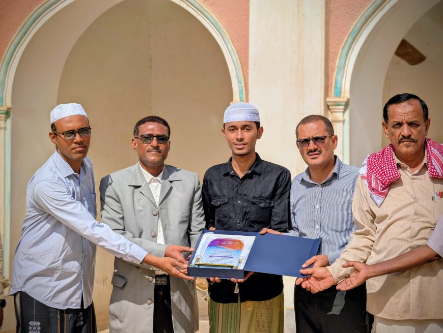 مدير عام تريم يكرّم المخرج علوي أحمد السقاف بدرع التميز احتفاءً بإنجازه العربي