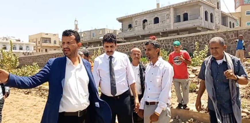 وكيل وزارة الشباب والرياضة يطلع على سير العمل ويشرف على تسليم عشب ملعب الصمود بالضالع