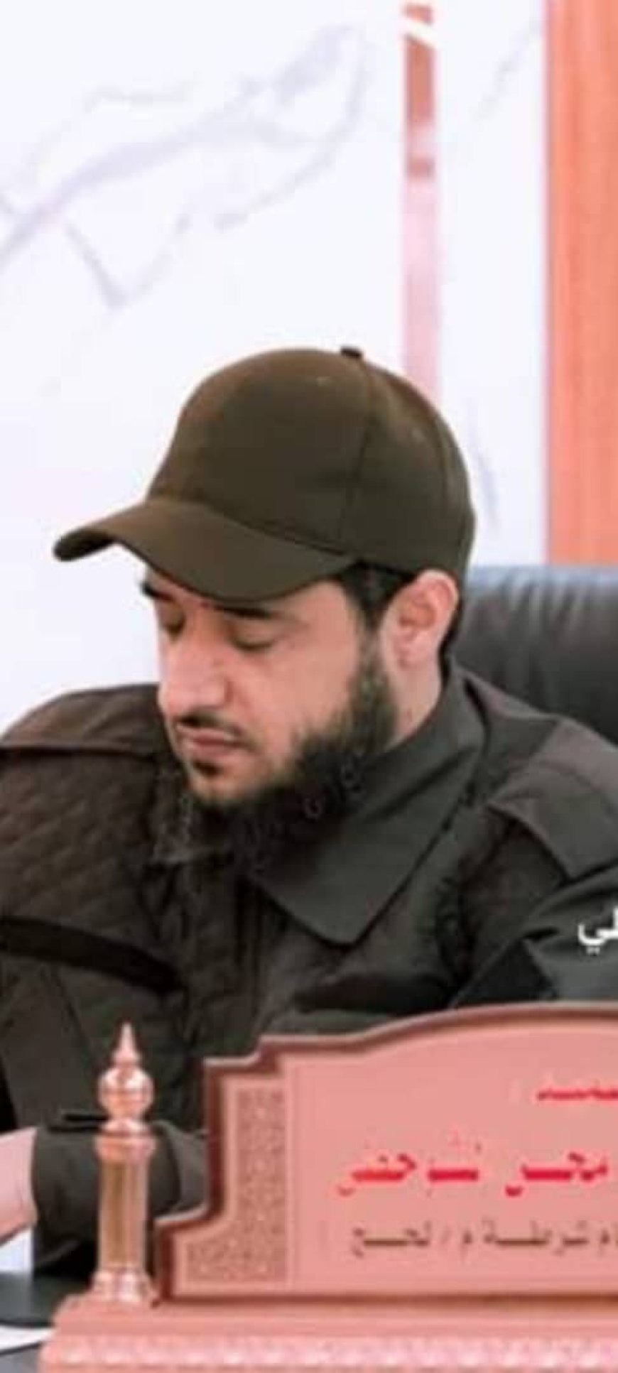 مدير أمن لحج يعزي العميد وسيم العمري في وفاة والدته