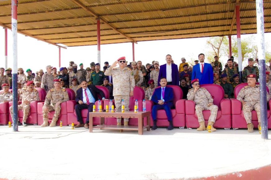 وزير الدفاع ومحافظ شبوة يشهدان عرض عسكري لوحدات دفاع شبوة ومحور عتق