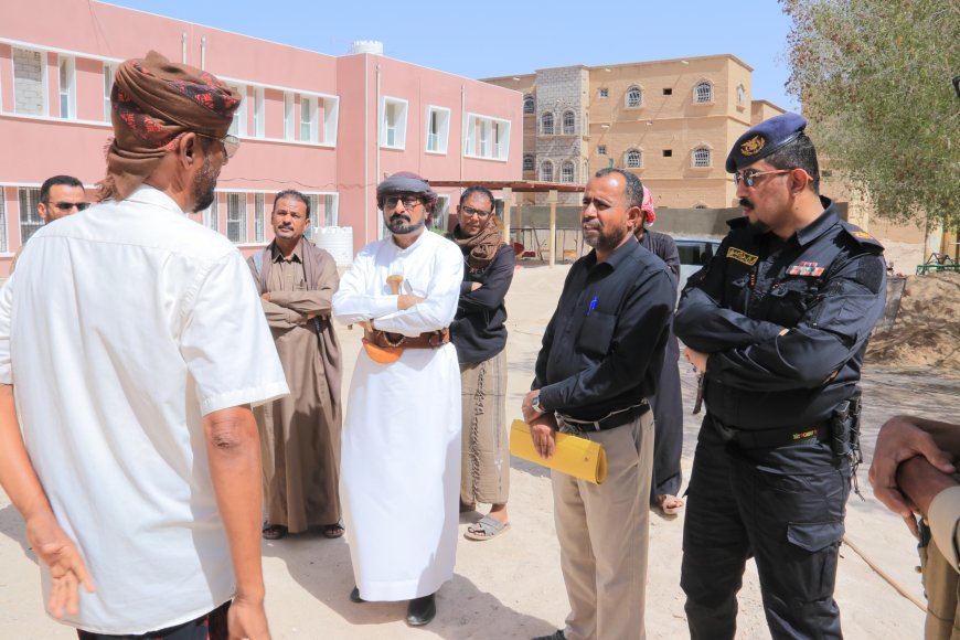 مدير عام شبام يطّلع على مستوى تنفيذ اعمال الترميمات الطارئة لمبنى روضة الطفل بالحوطة ويؤكد على اهمية تعزيز بيئة آمنة للأطفال