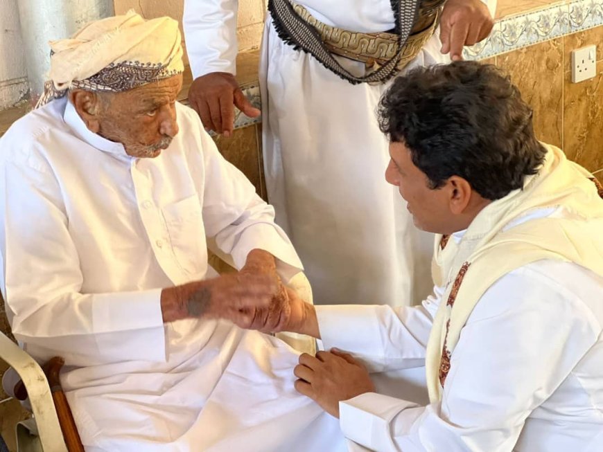 الشيخ راجح باكريت يعزي بوفاة الشيخ عبدالله طالب الفريخ الحارثي
