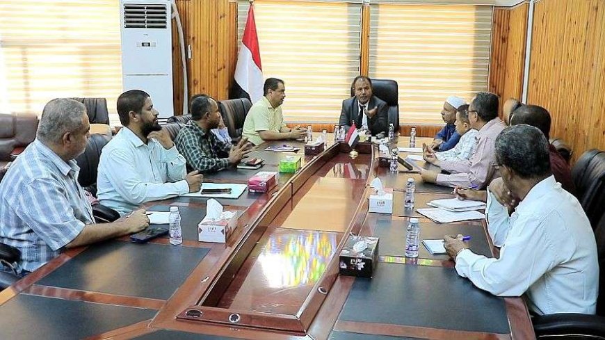مناقشة معالجات مشروع نقل الكهرباء واحتياجات مكتب التربية بوادي حضرموت