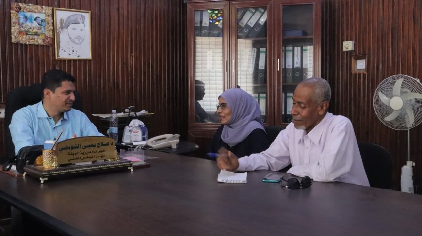 مدير عام البريقة يناقش مع مركز رؤى للدراسات مشروع "أنقذوا السلاحف" في خليج عدن
