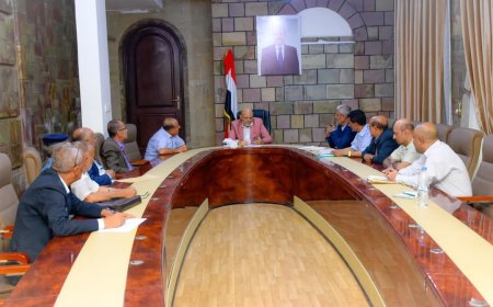 محافظ تعز يناقش تنظيم الأسواق وفرزات النقل وتحصيل الموارد.