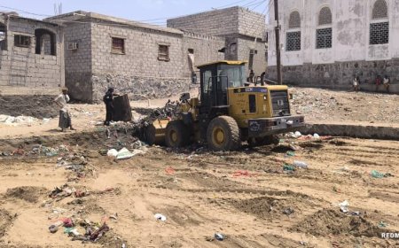 بالتنسيق مع صندوق النظافة بالمديرية.. مجتمعية حي الزحف الأحمر بالبريقة .. تنفذ حملة لرفع القمامة من منطقة الحفرة