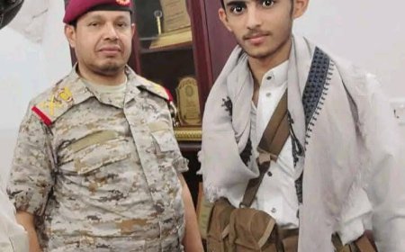 الجوف.. قائد المنطقة العسكرية السادسة يلتقي نجل الشهيد أبوطالب ويؤكد: "أسر الشهداء والجرحى أولوية الدولة في الرعاية