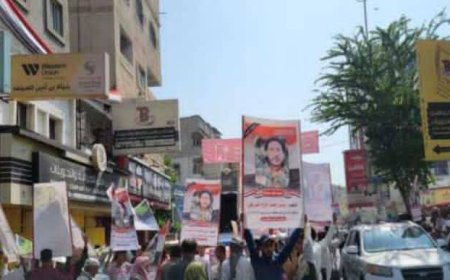 تعز.. وقفة احتجاجية فيها للمطالبة بسرعة القبض على قتلة  صادق ناجي البركاني