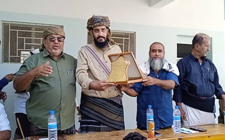 تكريم رجل الأعمال عارف السيد لدعمه للتعليم في مديرية سرار يافع بمحافظة أبين