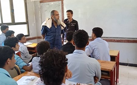 مديرالتربية بيافع سرار يتفقد سير العملية التعليمية في مجمع الفقيد يسلم صالح السُنيدي