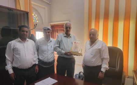 رئيس إتحاد نقابة عمال اليمن يكرم مدير عام مؤسسة التأمينات الاجتماعية بتعز بـ"وسام الفخر والتنمية"