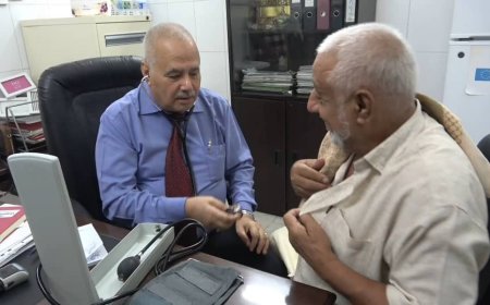 مدير عام صحة عدن يدشن مخيم طبي مجاني للأمراض المزمنة في خورمكسر