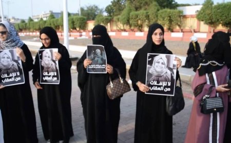 وقفة حداد وتضامن بعدن تندد باغتيال مديرة صندوق النظافة بتعز إفتهان المشهري