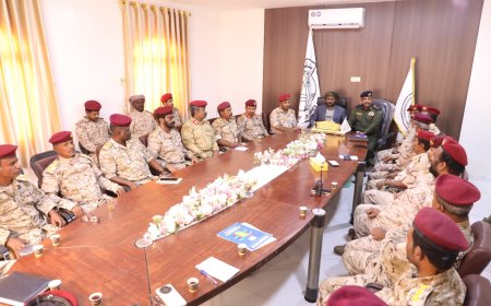 القائد الأعلى لقوات حماية حضرموت يعقد اجتماعًا بقيادة القوات والألوية العسكرية لمناقشة مستجدات الأوضاع وتعزيز الجاهزية