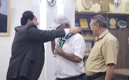 البكري يقلد منصور عامر الميدالية والمنديل الكشفي لمسابقة اليوم العالمي 2025