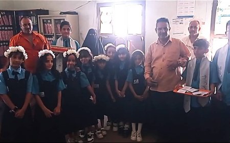 طلاب المجد الاهلية بلحج يحتفلون بعيد المعلم بتوزيع الحلويات وتكريم المعلمين