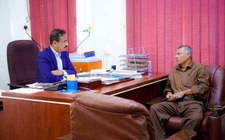 المحافظ بن الوزير: مشروع الصرف الصحي لمدينة عتق أولوية استراتيجية للسلطة المحلية