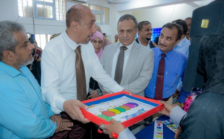 رئيس جامعة عدن يتفقد ختام البرنامج التدريبي لإعداد وتصميم الألعاب التعليمية بكلية التربية