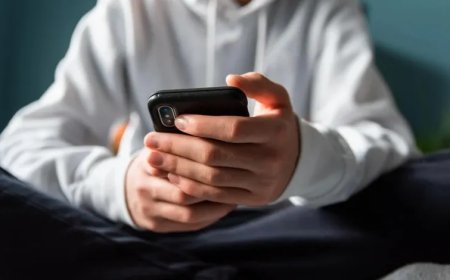 الإفراط في استخدام وسائل التواصل يقود الشباب والكبار إلى الشعور بالانعزال والوحدة