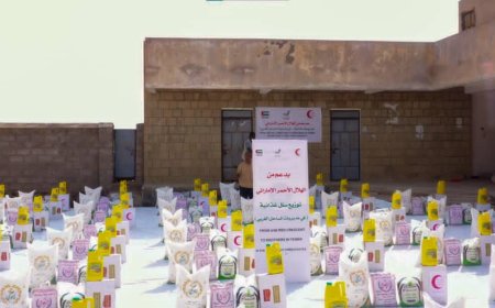 بدعم إماراتي.. الخلية الإنسانية تدشن مشروع السلال الغذائية في مديرية المخا بتعز
