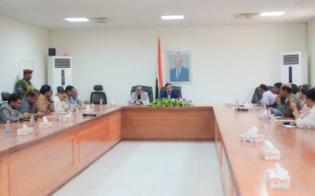 برئاسة المحافظ بن الوزير .. لجنة المناقصات تقر وتعلن عددًا من المناقصات الخدمية والتنموية