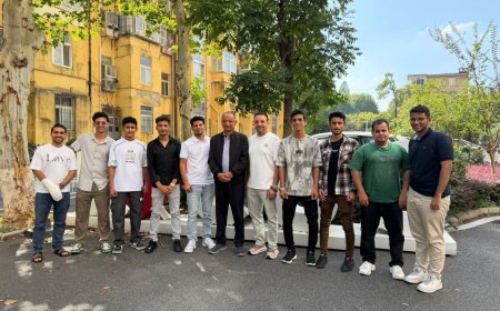 المستشار الأحمدي يزور الطلاب اليمنيين الجدد في ووهان ويؤكد: "الملحقية بيتكم الثاني"