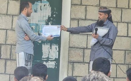 مدرسة ظبة بيافع رصد تُكرّم الشيخ/ محسن محمد المحرمي تقديراً لعطائه ودعمه المتواصل للمدرسة