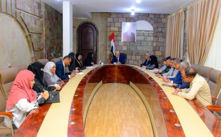 محافظ تعز يلتقي كبير مستشاري مكتب المبعوث الأممي والوفد المرافق لمناقشة جهود بناء السلام 