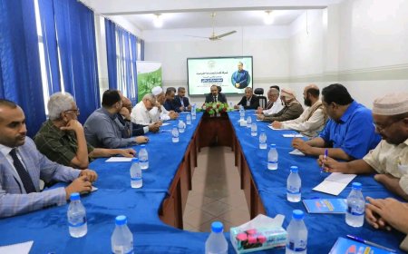 المحافظ بن ماضي يعقد لقاءً بقيادة غرفة تجارة وصناعة حضرموت ورجال المال والأعمال لبحث الدفع بمجالات الاستثمار والصناعة والتجارة