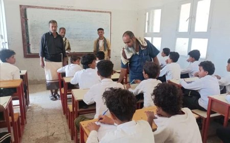 مدير مكتب التربية بيافع سرار يتفقد سير العملية التعليمية بمدرستي أمها حُمَّة وحُمَّة