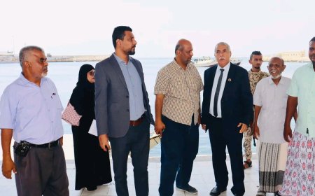 فريق التوجيه والرقابة الرئاسي يزور هيئة المصائد السمكية في البحر العربي ويطّلع على سير العمل بمرافقها في المكلا