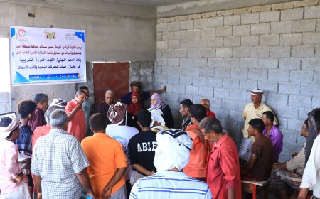 المدير العام التنفيذي لصندوق تنمية المهارات تطلع على سير دورة صيانة محركات قوارب الصيد بمحافظة أبين 