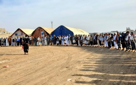 مأرب.. وفد من مشايخ ووجهاء قبائل البيضاء يزور مخيم الشهيد يونس الشريحي ويطالب بالقبض على الجناة