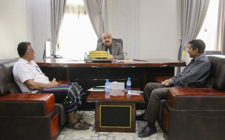 المدير باعباد يناقش أوضاع القطاع التربوي والتعليمي وسير العملية التعليمية بمديرية أرياف المكلا