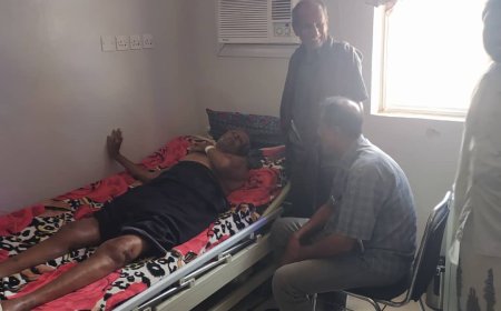 رئيس فريق التوجيه السياسي يطمئن على صحة الشاعر الكبير صالح خميس الحداد بعد إجراء عملية جراحية في عتق